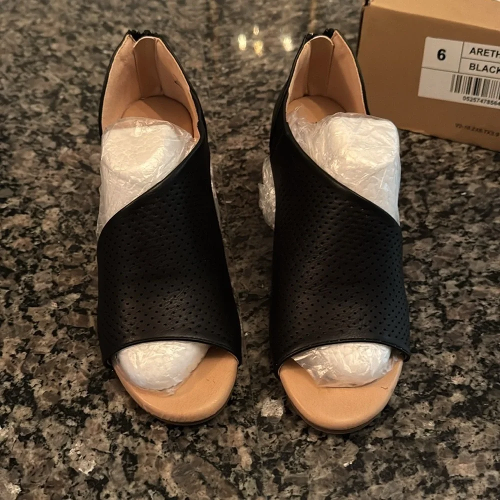 Journee Collection Aretha Black peep toe wedge NIB 6